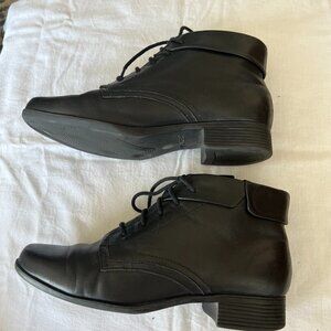 Liz Baker Black Leather Boot lace closure low block heel vintage style size 7